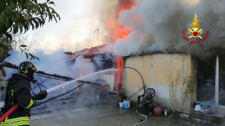 Mondolfo - Incendio in un capanno: vigili del fuoco in azione in via Primo Maggio